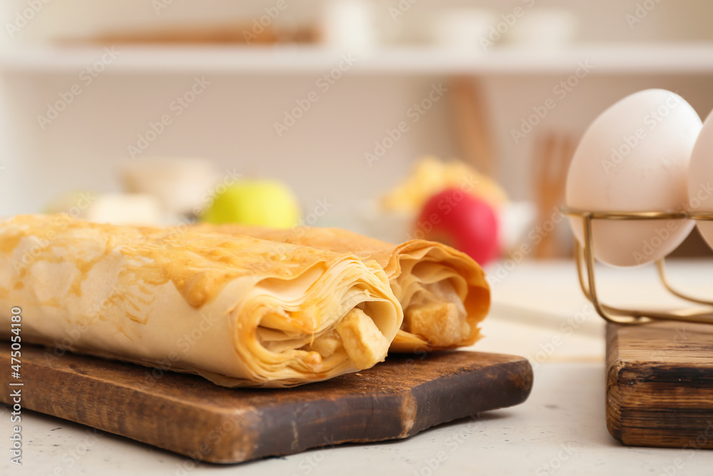 厨房桌子上的木板和美味的苹果馅饼，特写