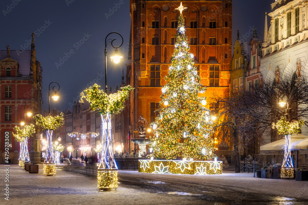 波兰格但斯克老城冬夜的美丽圣诞树