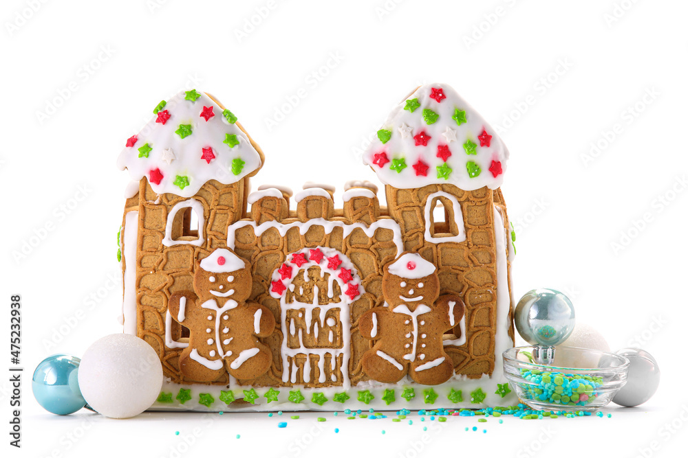 美丽的姜饼屋和白色背景的圣诞装饰