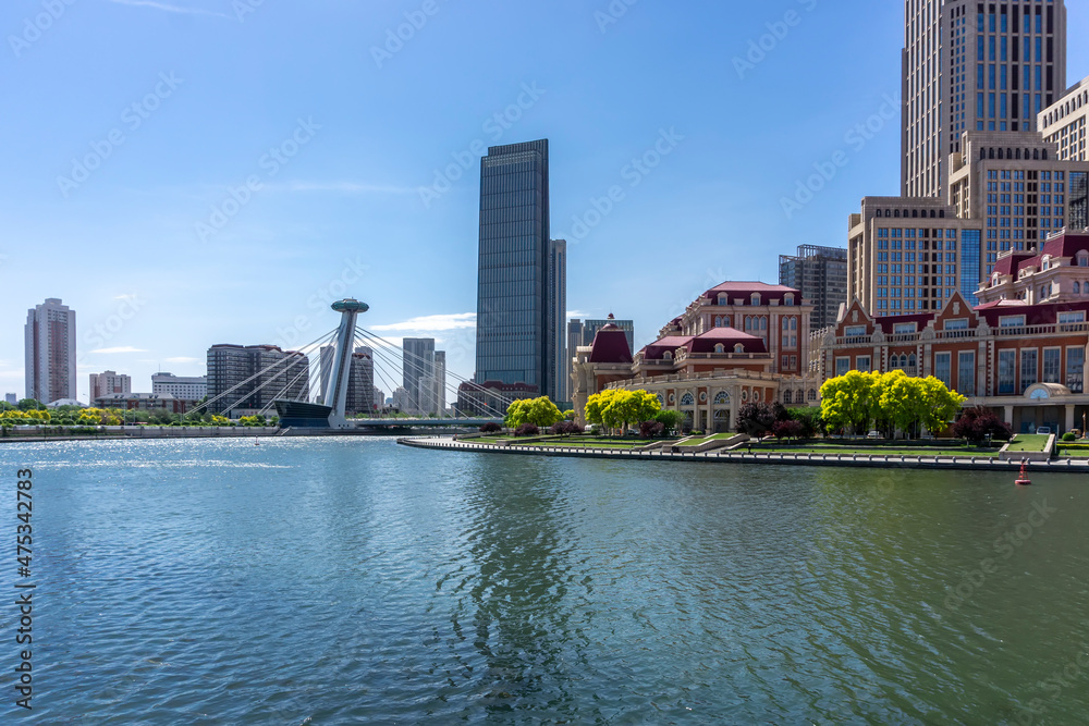 中国天津海河边的桥梁、城市景观和现代建筑天际线
