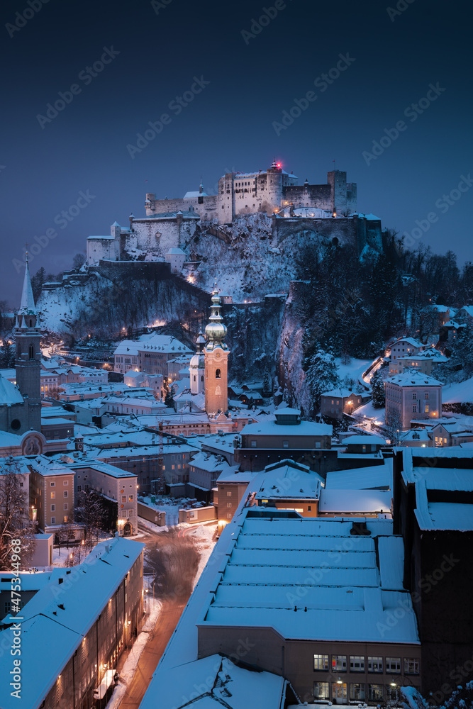 奥地利冬天黄昏时的萨尔茨堡老城和霍亨萨尔茨堡堡垒