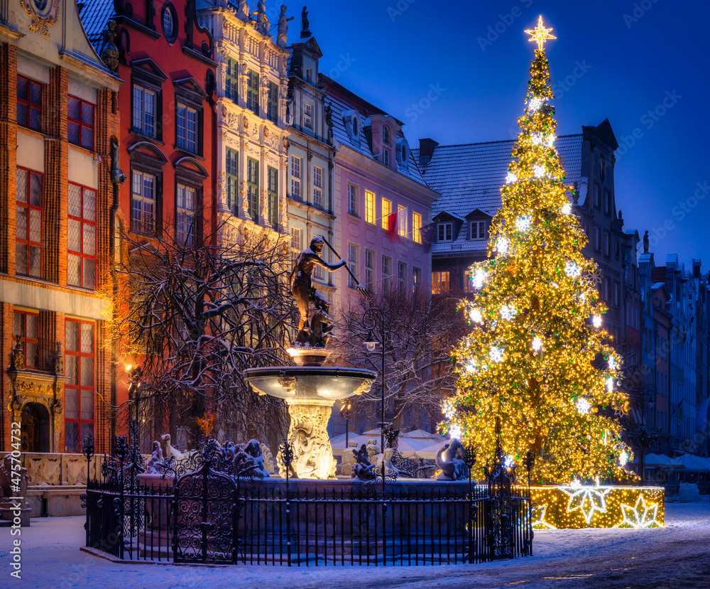 波兰格但斯克老城冬夜的美丽圣诞树