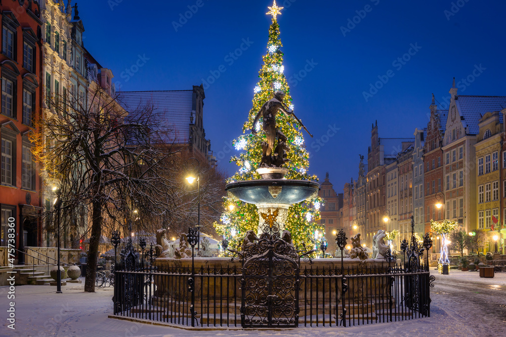 冬夜，波兰格但斯克老城美丽的圣诞树