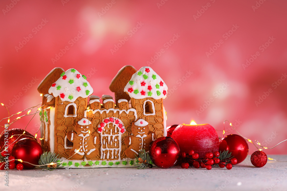 美丽的姜饼屋和桌子上的圣诞装饰，背景模糊