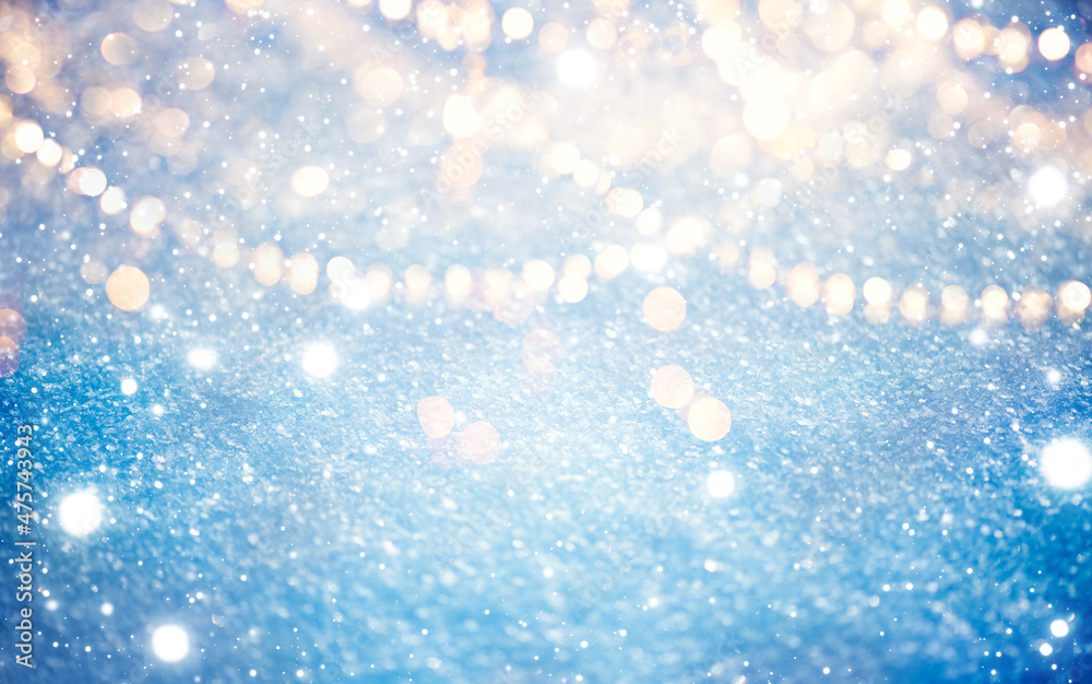 雪的背景，带花环的发光的冬天背景。圣诞灯，自然。白色寒潮o