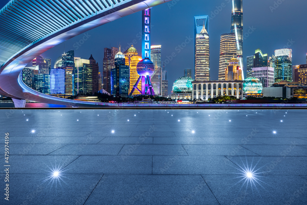 上海夜晚空旷广场的全景天际线和现代商业办公楼