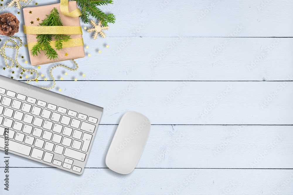 圣诞和新年办公空间，配有键盘电脑、无线鼠标、小玩意儿和礼品盒。