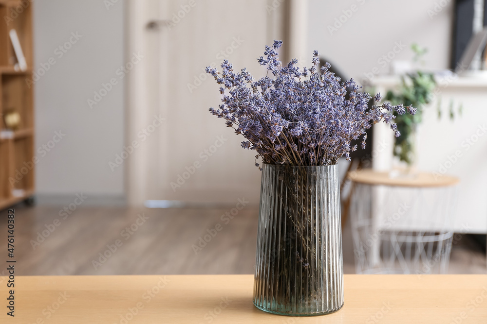 房间桌子上放着漂亮的薰衣草花的花瓶