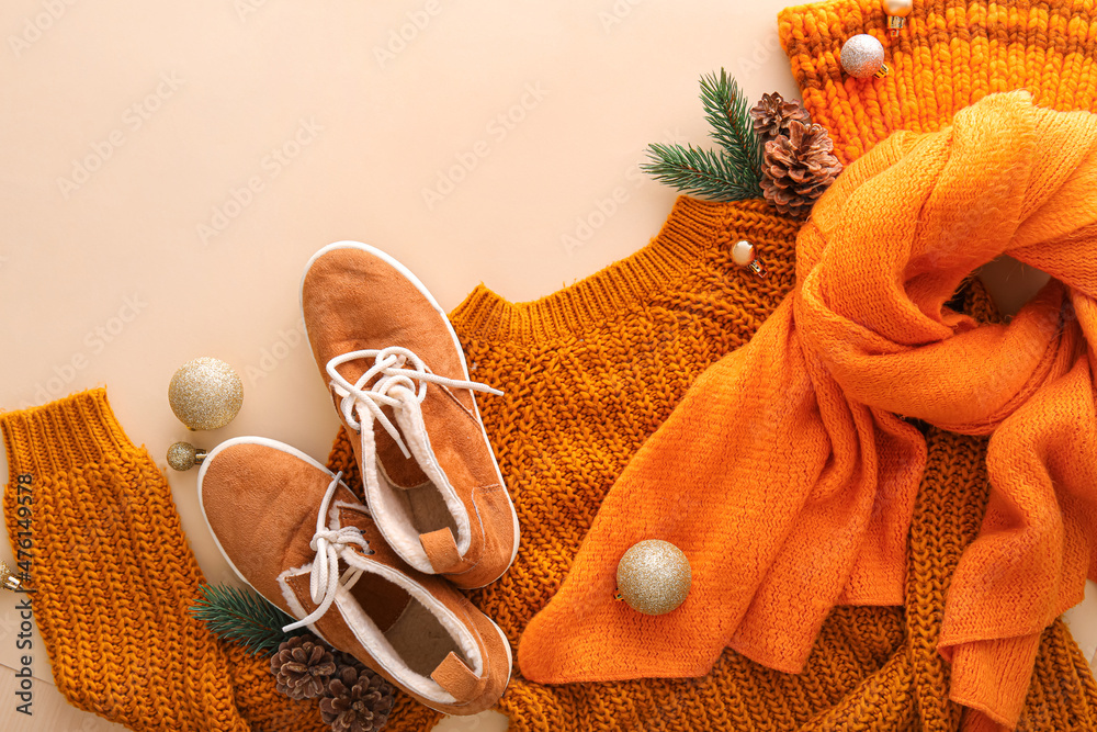 针织毛衣、围巾、时尚鞋和彩色背景圣诞装饰