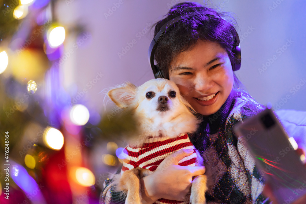 与动物狗的幸福生活方式，友好微笑的亚洲女主人抱着小狗哈巴狗wh