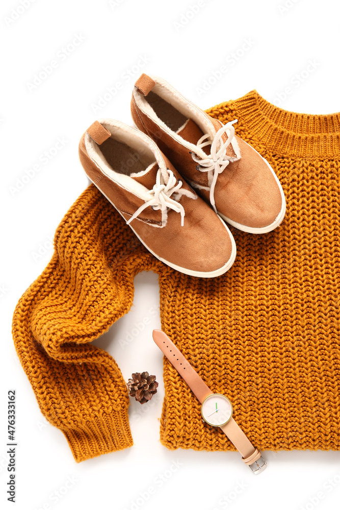 白色背景的针织毛衣、鞋子、手表和松果，特写