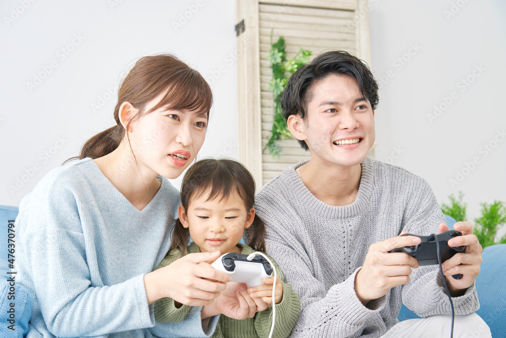 テレビゲームをする家族