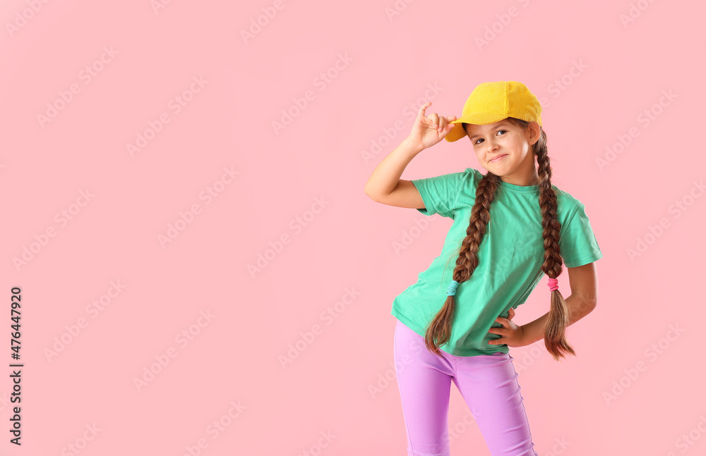 粉色背景戴帽子的可爱小女孩
