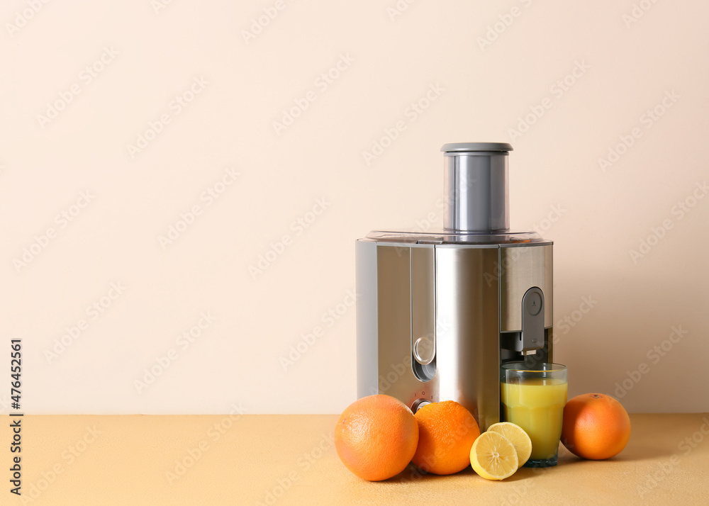 桌上有新鲜水果的现代榨汁机