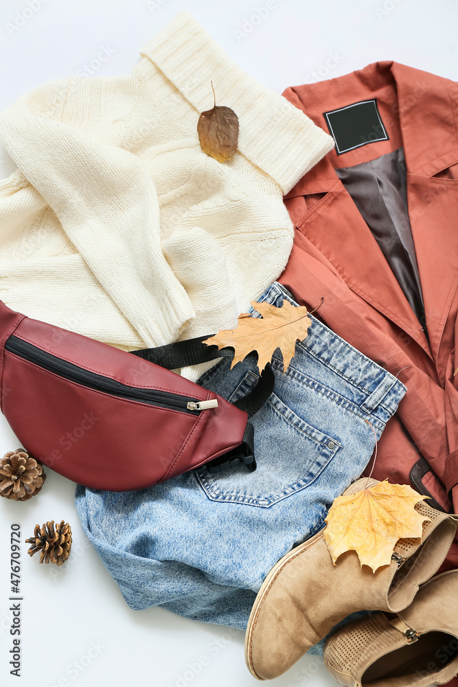 时尚的女性外套、毛衣、牛仔裤、包包和浅色背景的秋季装饰，特写