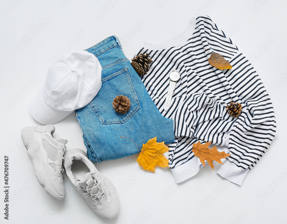 时尚的女性衣服、鞋子、配饰和白色背景的秋季装饰