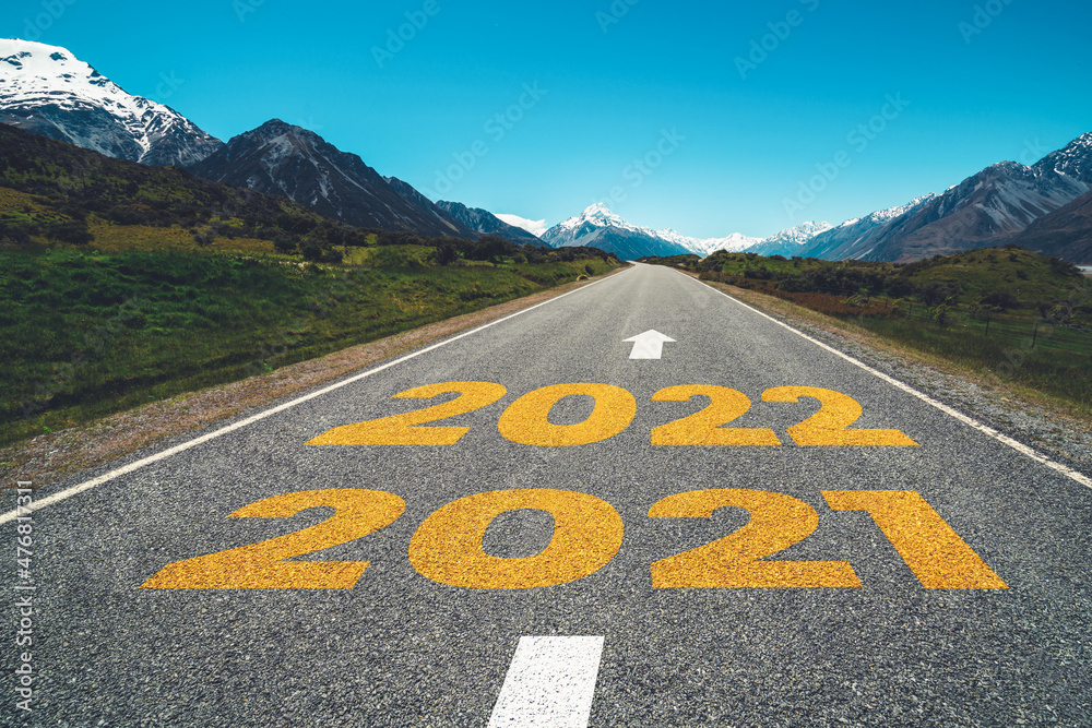 2022年新年公路旅行与未来愿景概念。公路引领自然景观