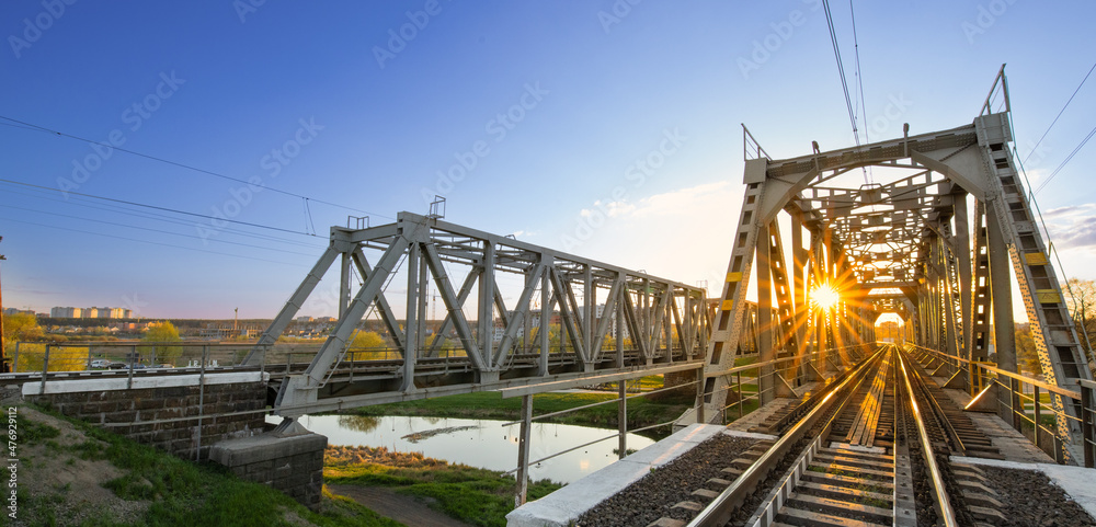 黎明时分的铁路桥。工业夏日景观。