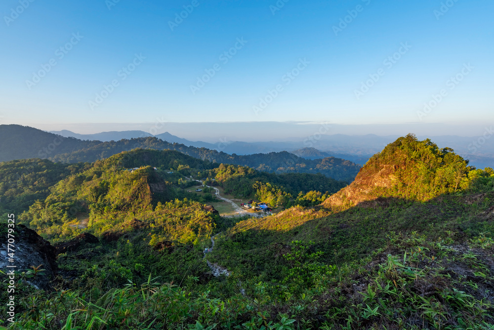 Phutajor山看不见的旅行人们去泰国攀加露营探险神奇山谷