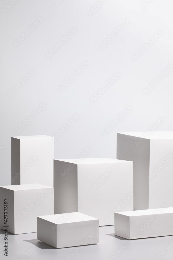 抽象的最小场景-白色背景和软窗口上有六个矩形讲台的空舞台
