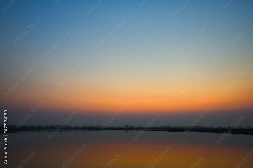 湖上日落后，晴空万里。