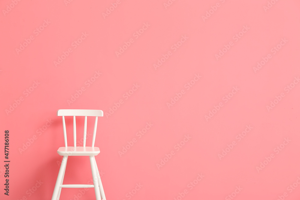 彩色背景白色儿童椅