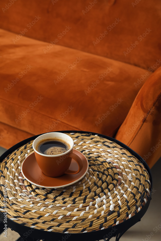 客厅小桌子上的一杯咖啡，特写