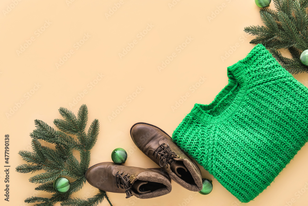 彩色背景上的针织毛衣、鞋子和圣诞装饰