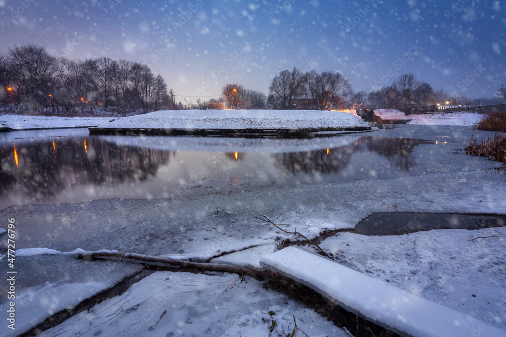 雪夜的结冰池塘。波兰