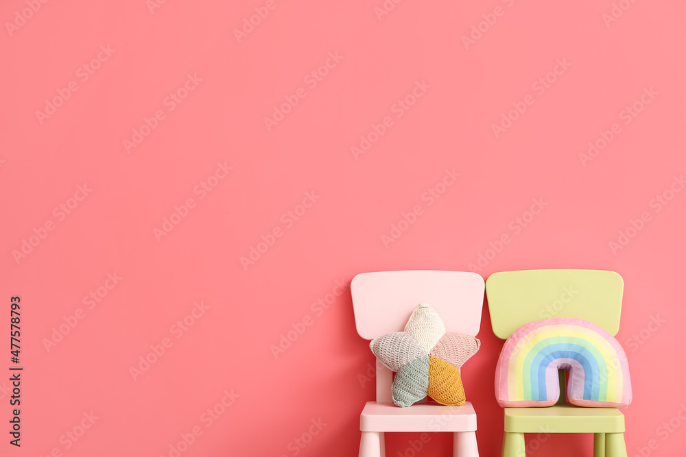 彩色背景上有可爱玩具的儿童座椅