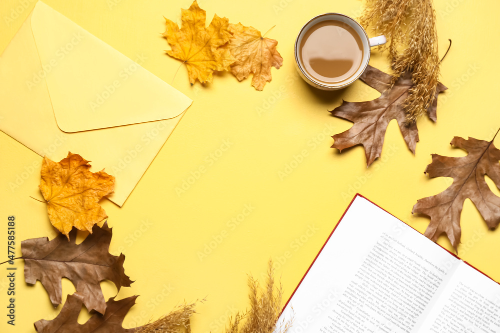 一杯美味的咖啡、书籍、信封和黄色背景的秋叶