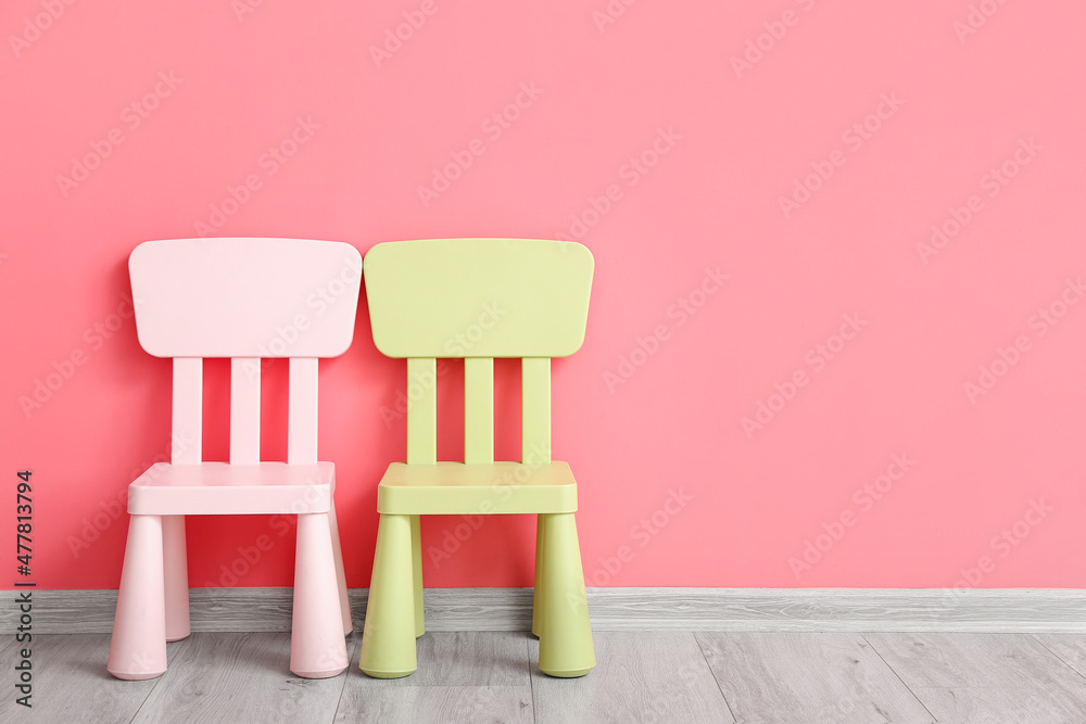 房间彩色墙附近的儿童座椅