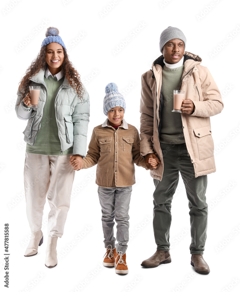 穿着冬装，白底有美味的热巧克力的非裔美国人家庭