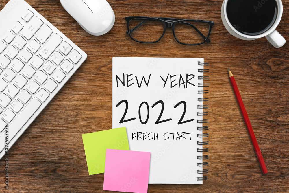2022年新年快乐决议目标列表和计划设置-带笔记本的商务办公桌