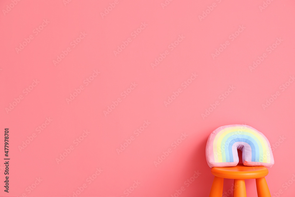 彩色背景带可爱玩具的儿童凳