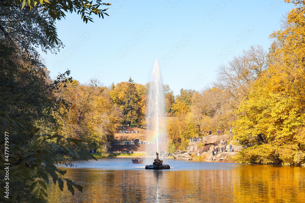 秋天公园里有美丽喷泉的池塘