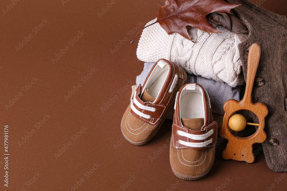 彩色背景上的一堆婴儿衣服、鞋子和玩具