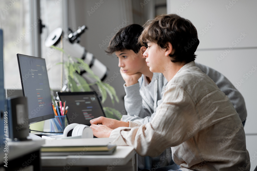 学生在实验室使用计算机
