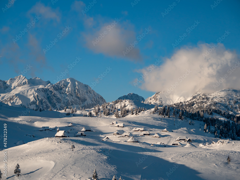 空中飞航：飞向冬季Velika Planina风景如画的旅游小屋。