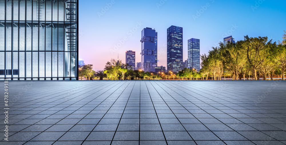 中国深圳的全景天际线和空层的现代商业办公楼。
