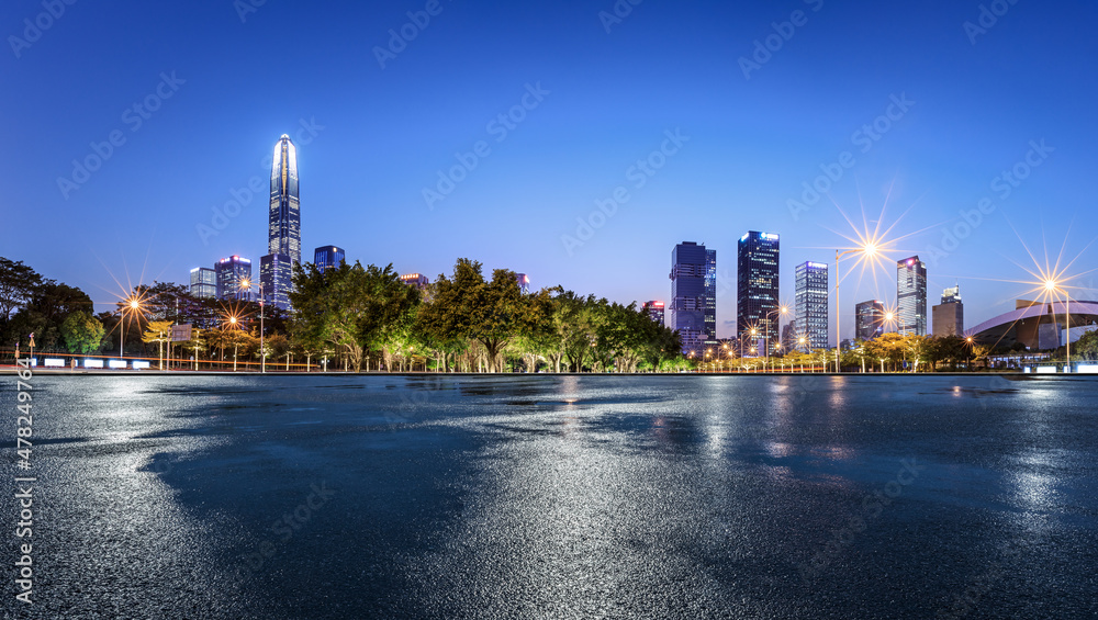 中国深圳的全景天际线和空荡荡的现代商业建筑。