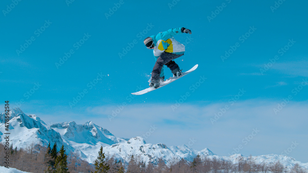 滑雪板专业选手在沃格尔骑行时做旋转抓握特技。