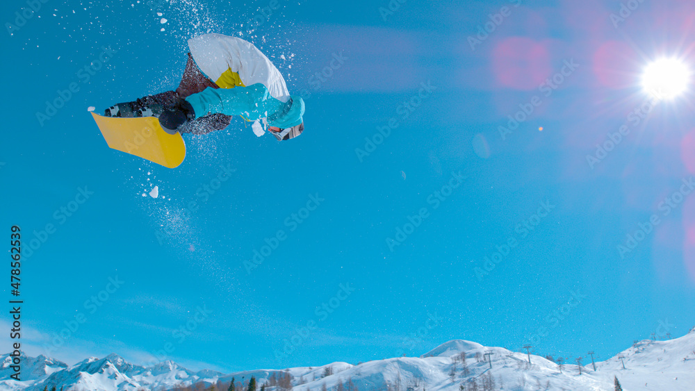 LENS FLARE：一位专业滑雪运动员进行旋转抓握的令人惊叹的动作镜头。