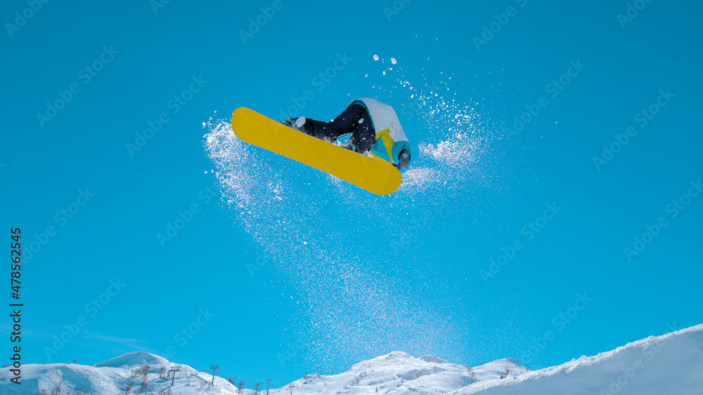 从下往上：阿尔卑斯山的男子滑雪运动员玩起了旋转游戏