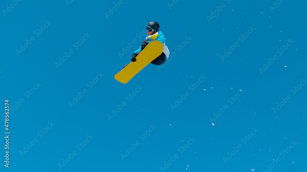 仰卧起坐：一位专业滑雪运动员进行翻滚抓握特技的壮观镜头。
