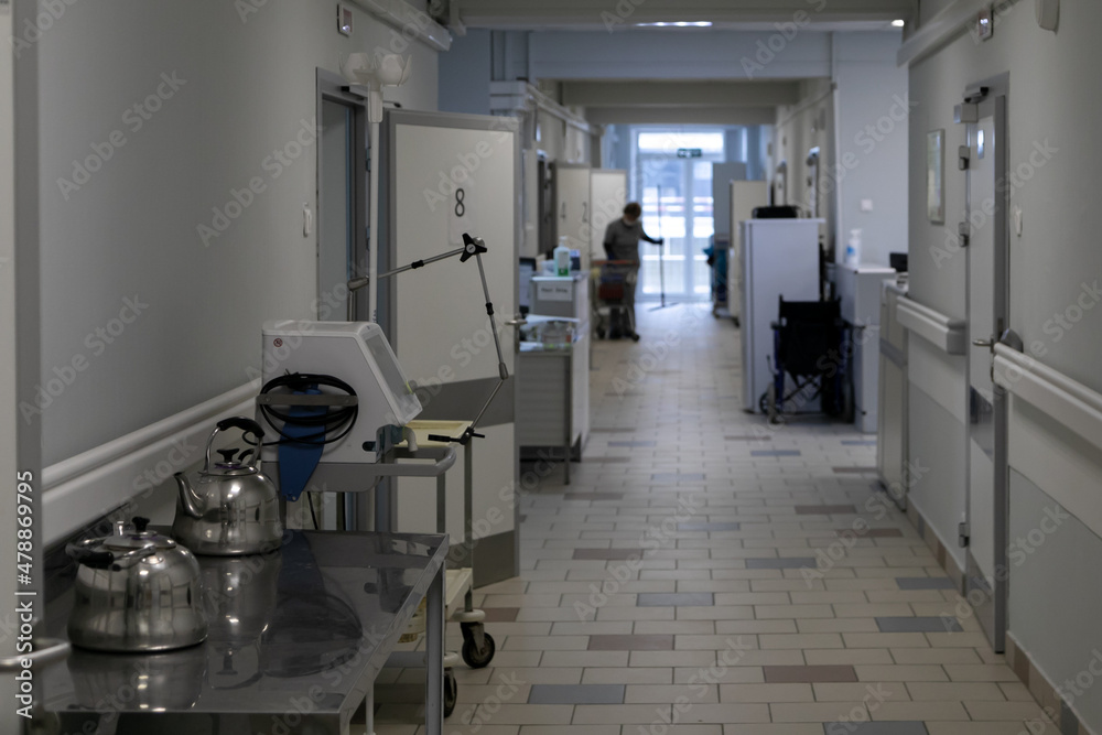 俄罗斯一家医院的医院走廊。病房的门是敞开的，有一个护士站