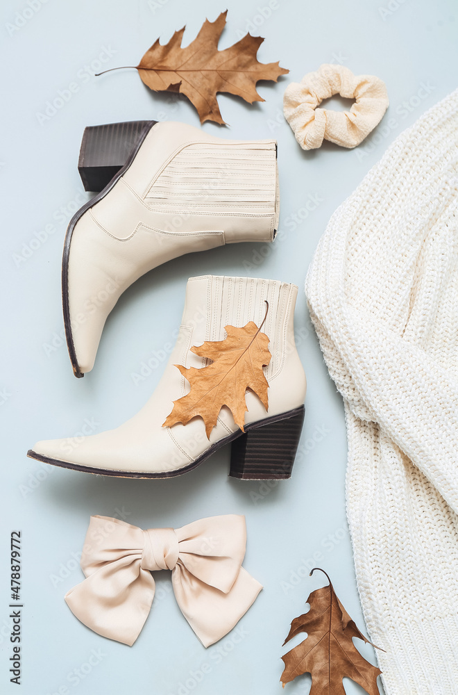 时尚女鞋、针织毛衣、邋遢、蝴蝶结和浅色背景的秋叶
