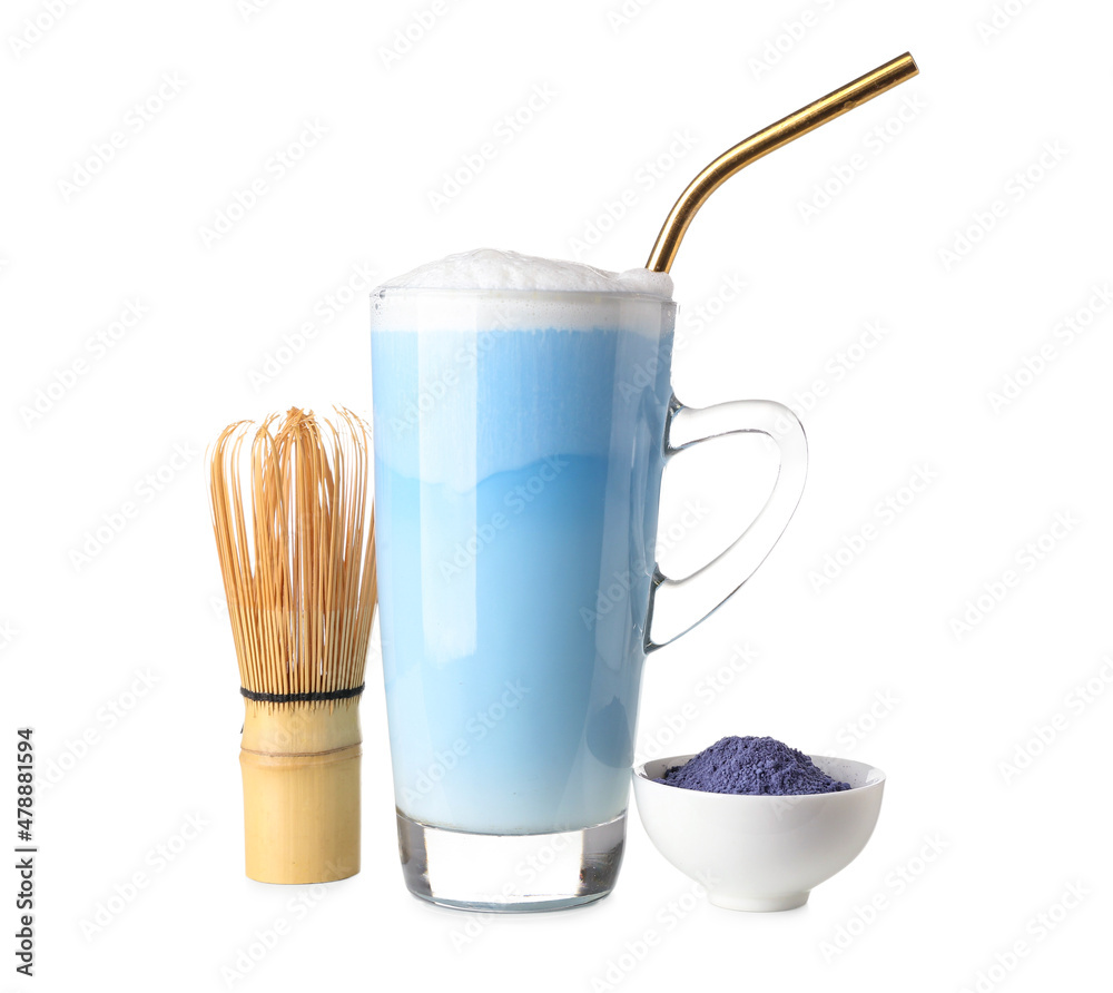 一杯蓝色抹茶拿铁，粉末和奶油色，白色背景隔离
