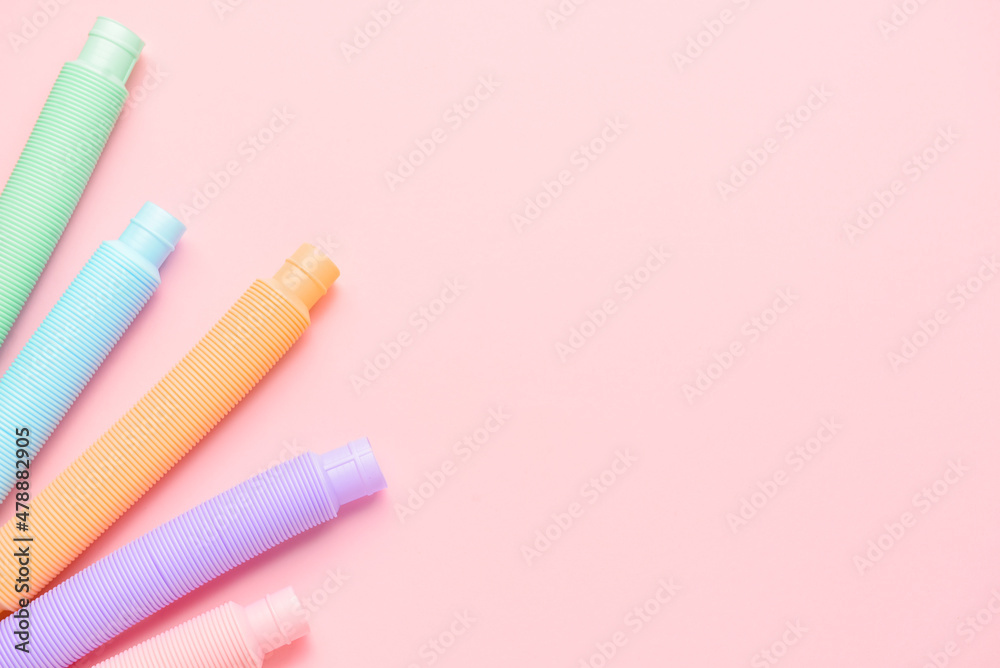 粉色背景下不同颜色的流行管