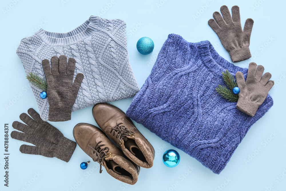 蓝色背景的针织毛衣、手套、鞋子和圣诞装饰